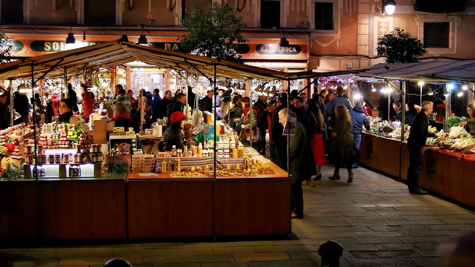 Barcelona After Dark: Tapas, Wine & History Walk