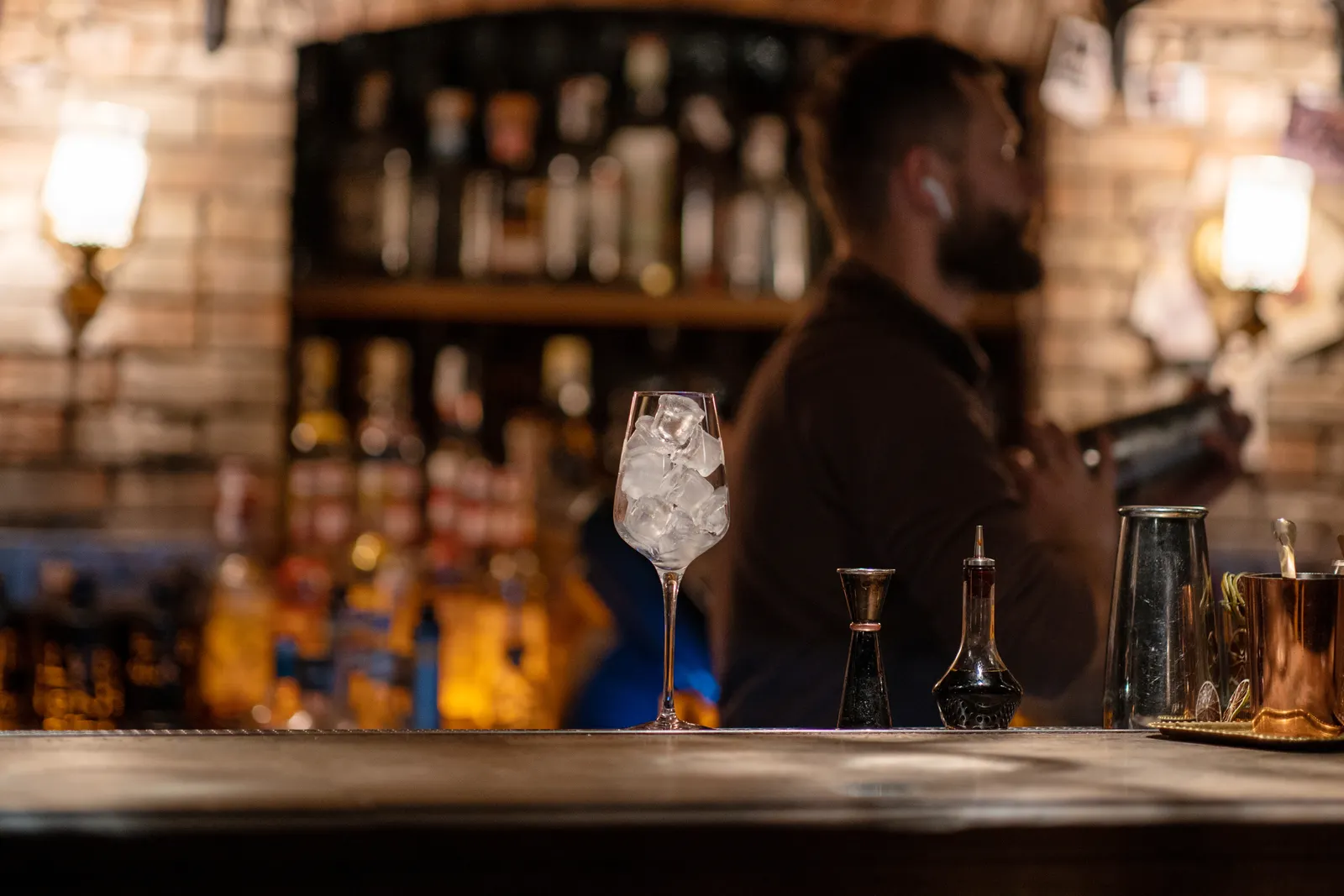 Barcelona Speakeasy Crawl: Hidden Bars & Welcome Drinks