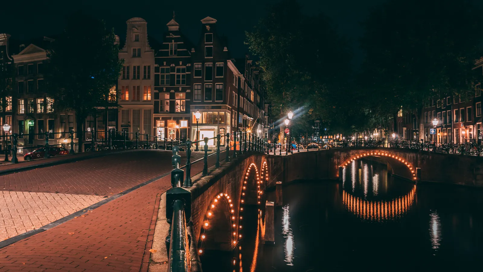 Amsterdam Dark History Tour: From Golden Age to WWII