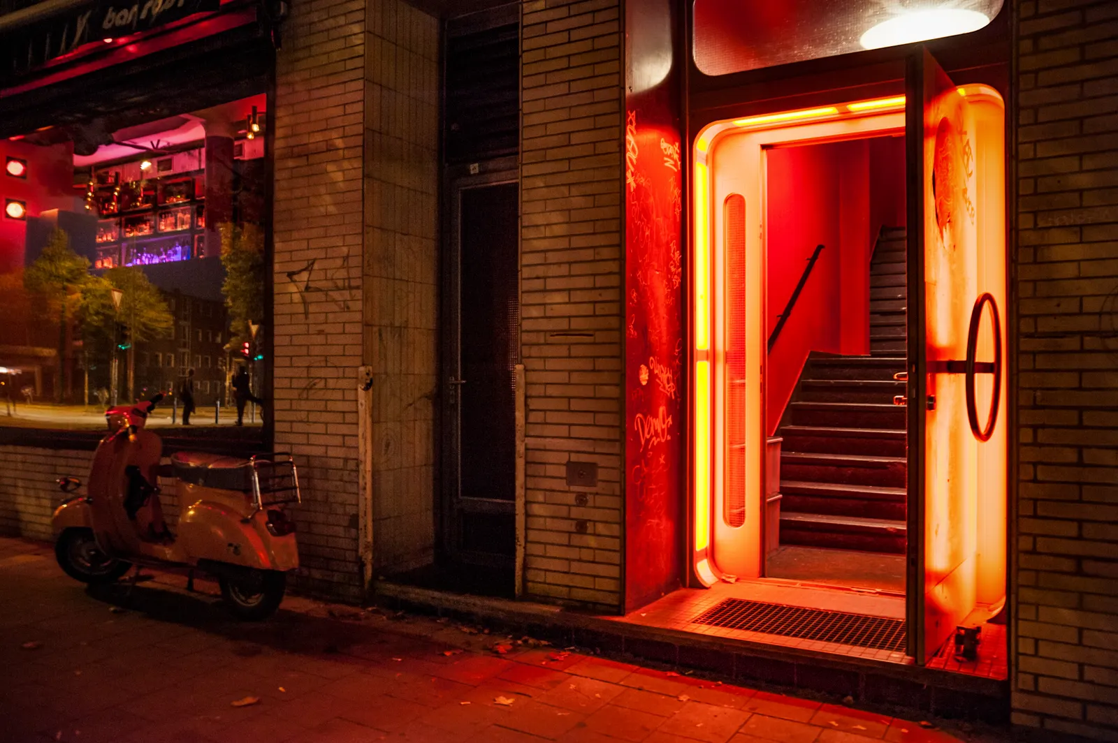 Amsterdam Red Light District Evening Walking Tour — photo 2