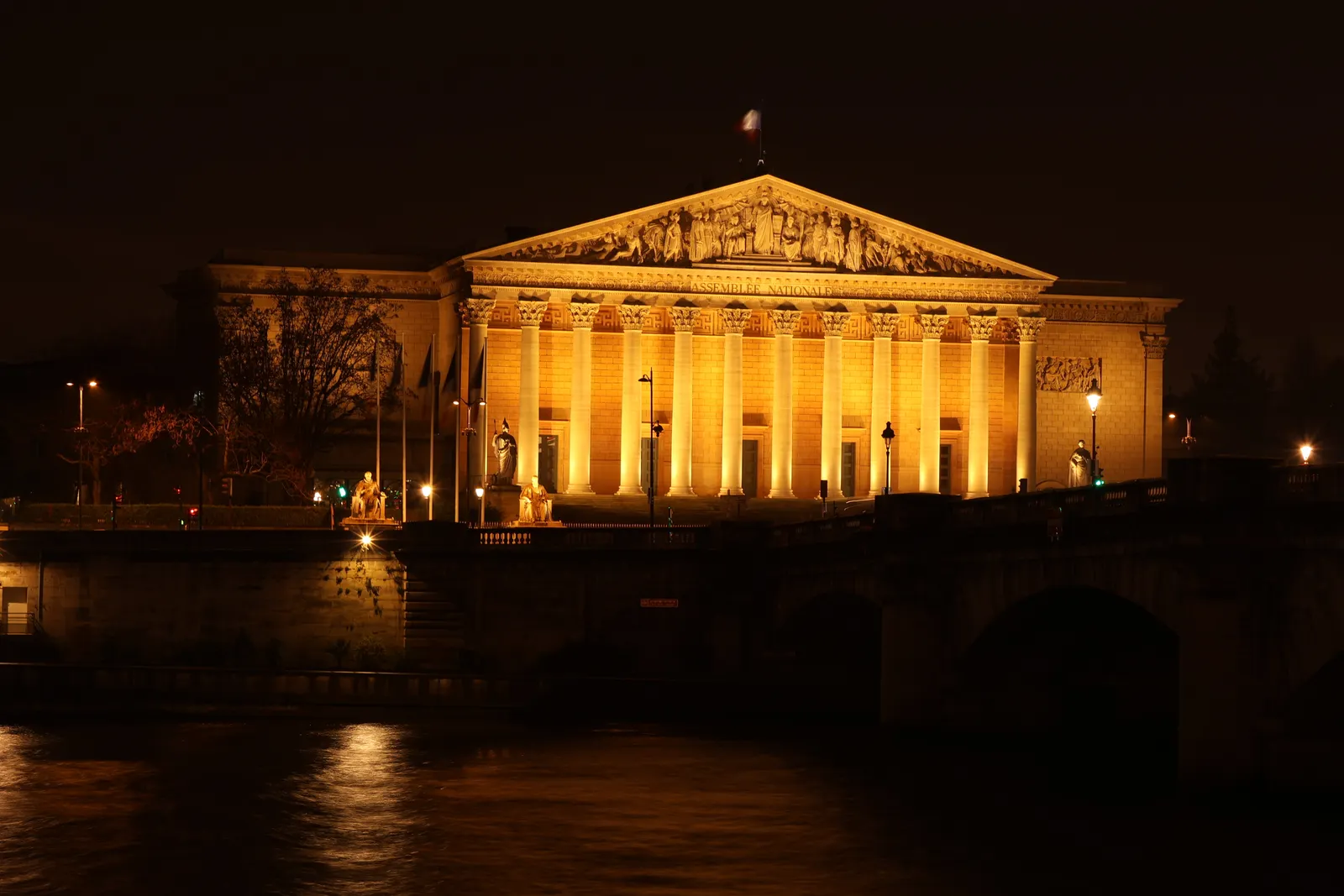 Paris After Dark: Lights, Bridges & Hidden Passages — photo 5