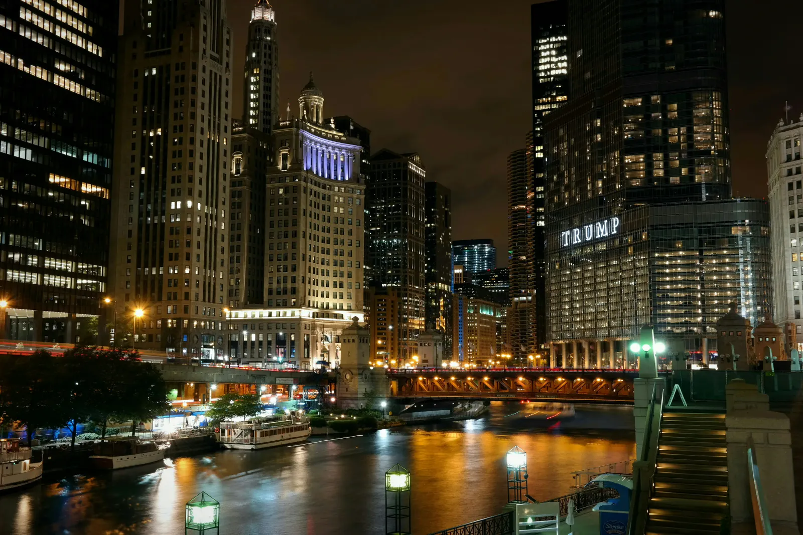 Chicago River Ghost & Dark History Night Cruise — photo 3